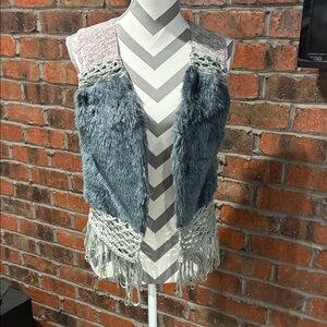 Gimmicks by BKE Satin-Look Silver Lined faux-fur Vest. Size Medium.